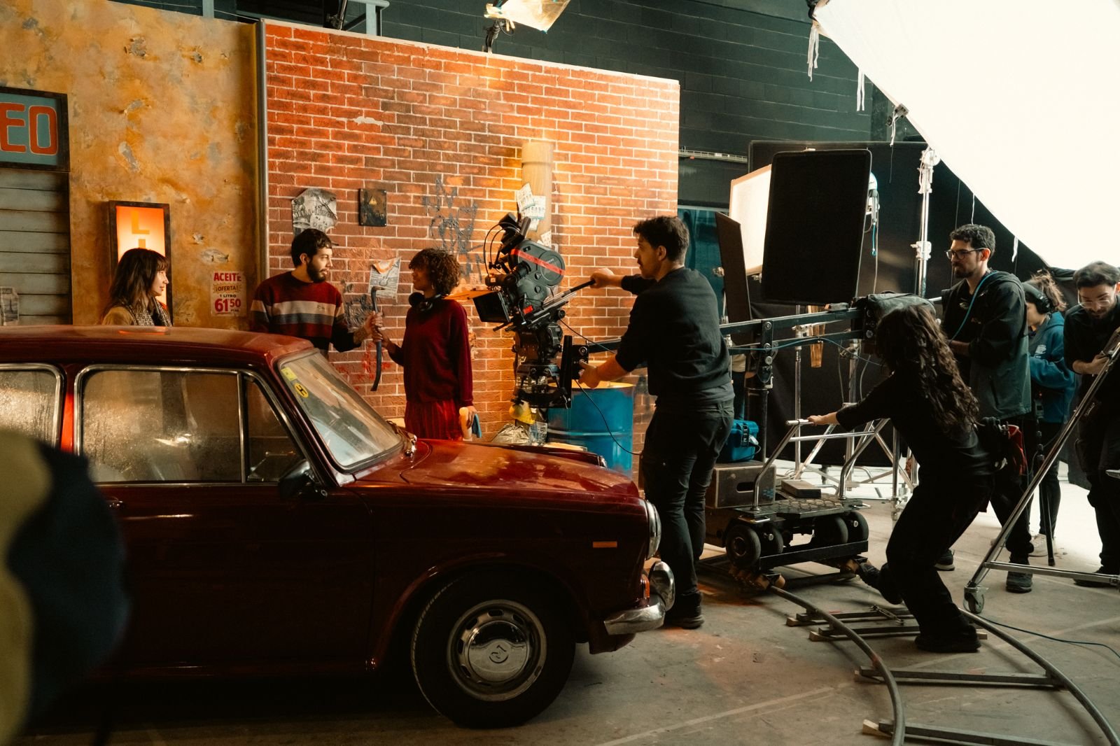 Leo Rojas junto a la cámara de 35mm en el rodaje de Between Us (Foto 04)