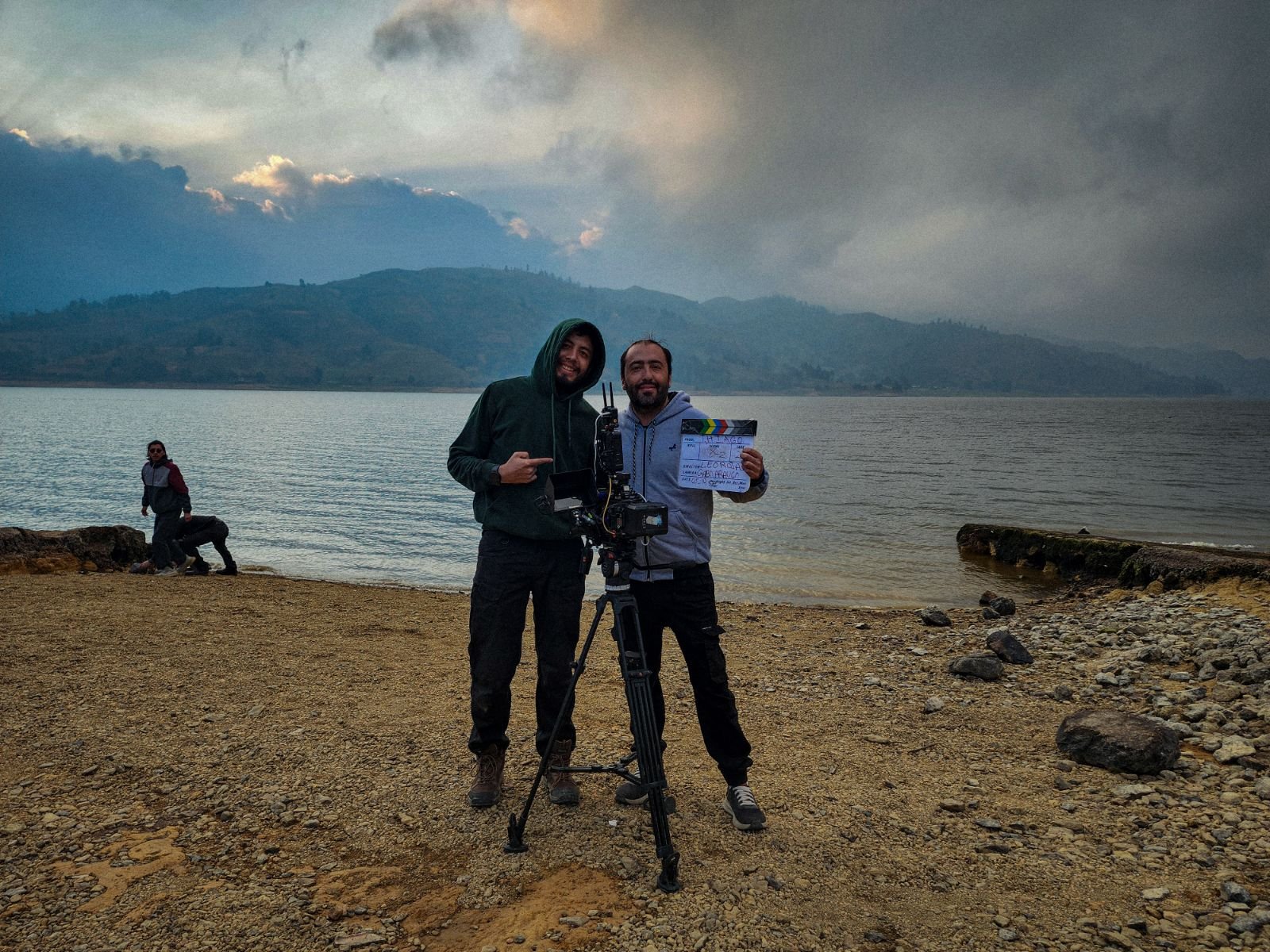 Leo Rojas junto a su papá en el rodaje del cortometraje T.H.I.A.G.O.#1