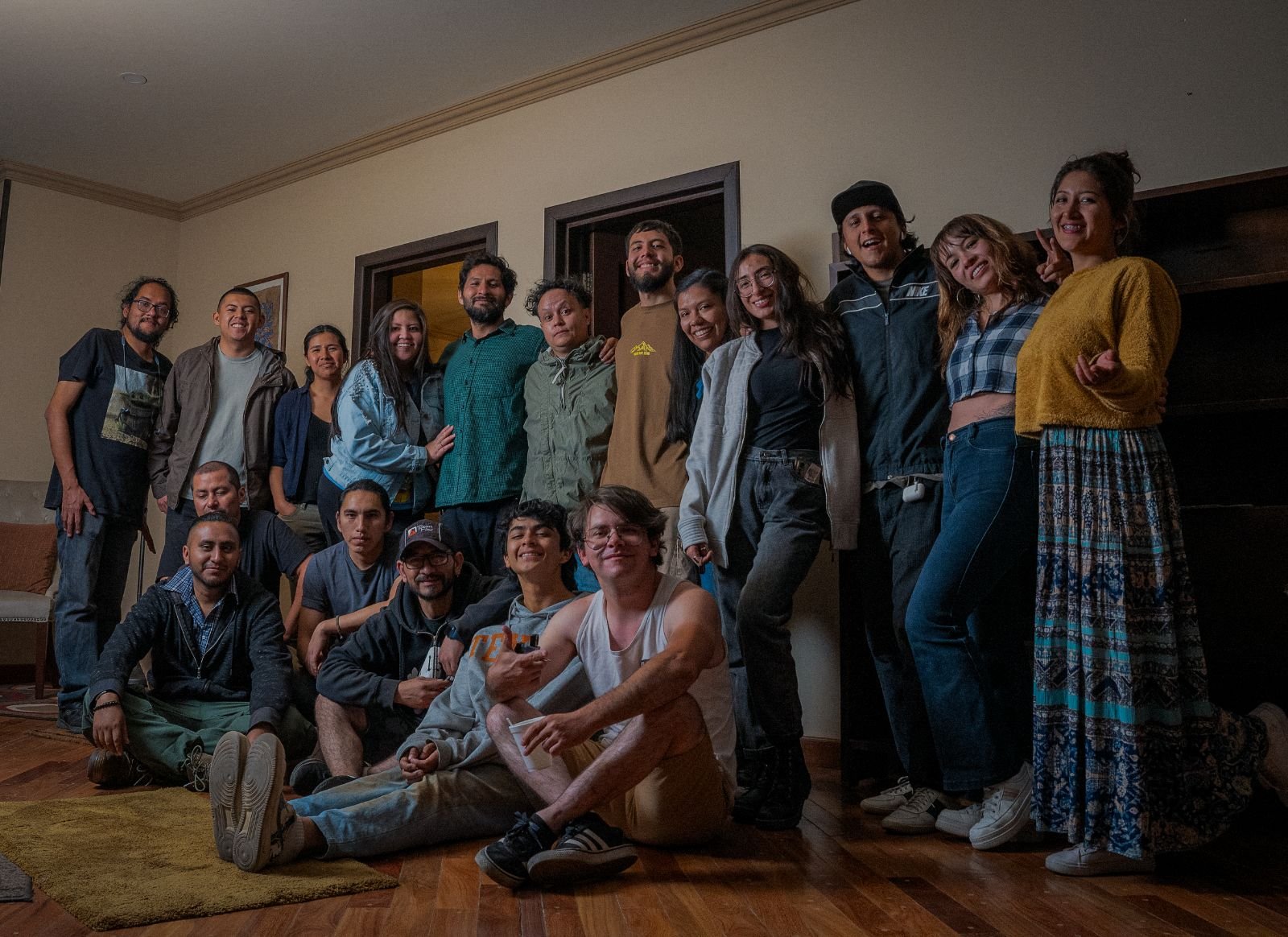 Leo Rojas junto al equipo completo de rodaje (crew) del cortometraje T.H.I.A.G.O.#1