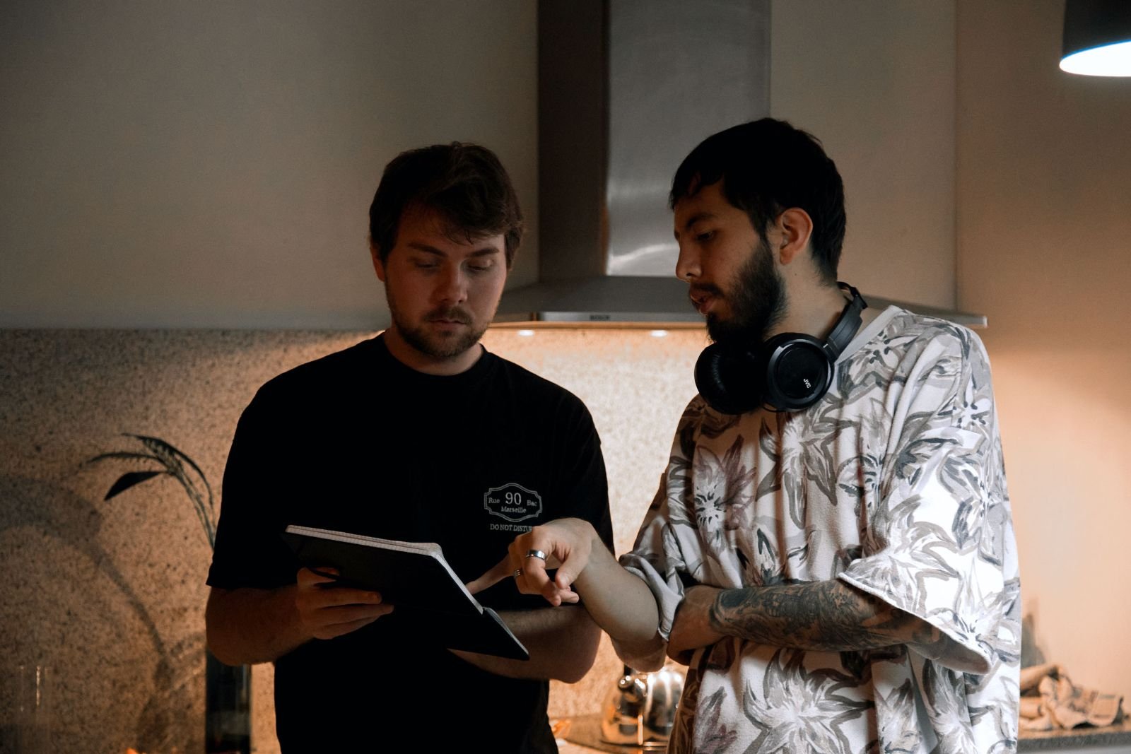Leo Rojas dirigiendo en el rodaje del cortometraje Entre Heridas (Foto 01)