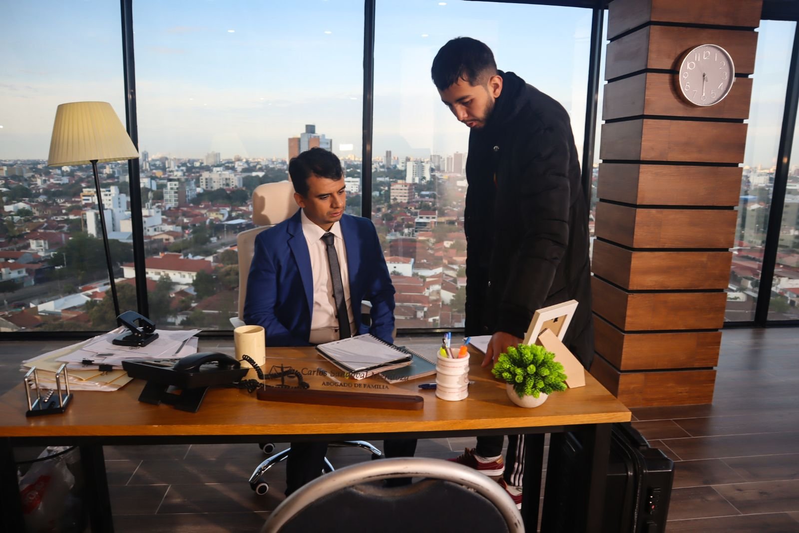 Leo Rojas preparando escena en el rodaje de Solo una voz (Foto 04)