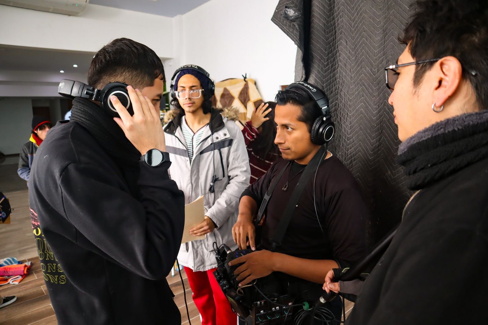 Leo Rojas dirigiendo actores en el cortometraje Solo una voz (Foto 06)