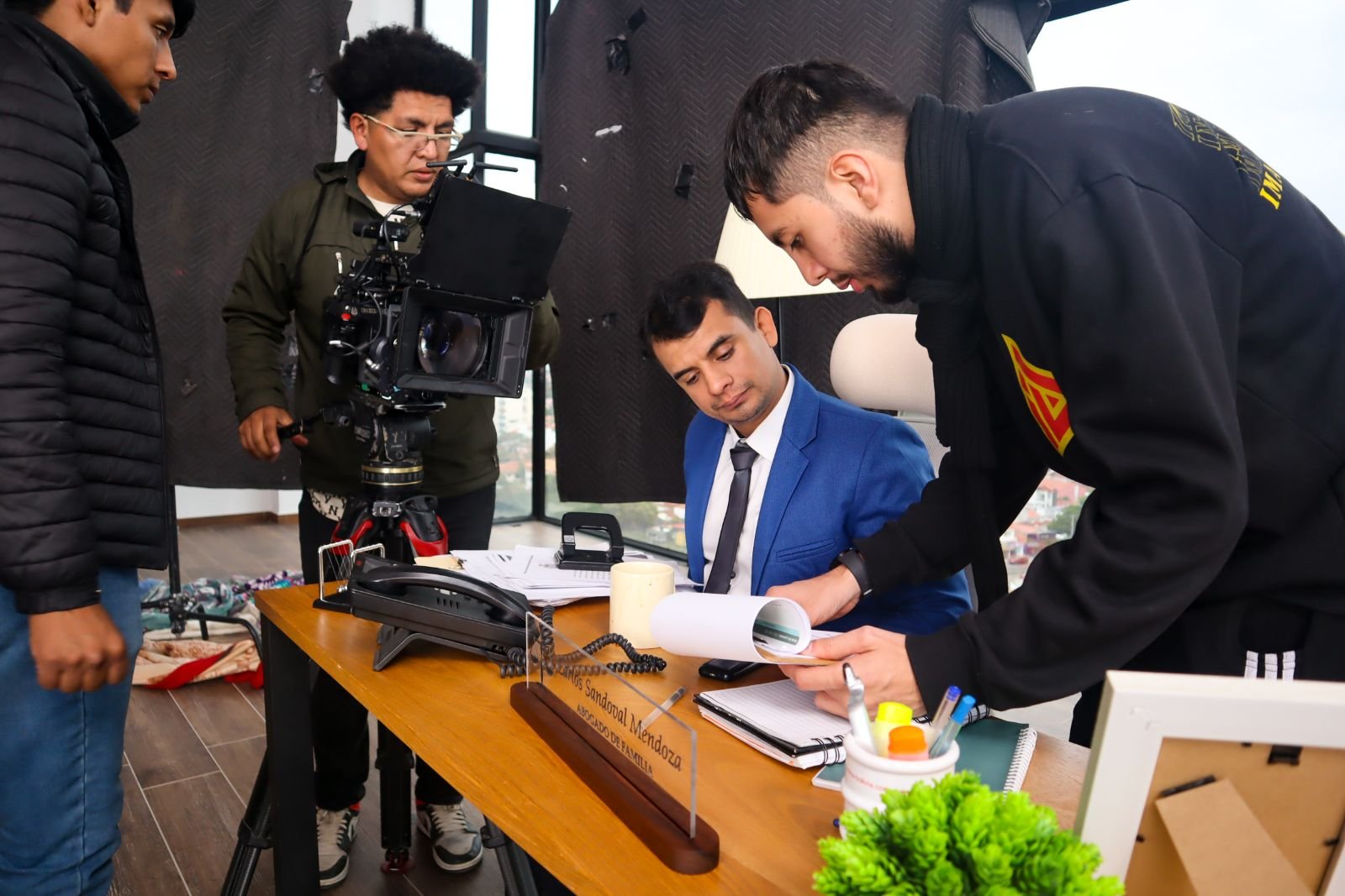 Leo Rojas durante la filmación del cortometraje Solo una voz (Foto 07)