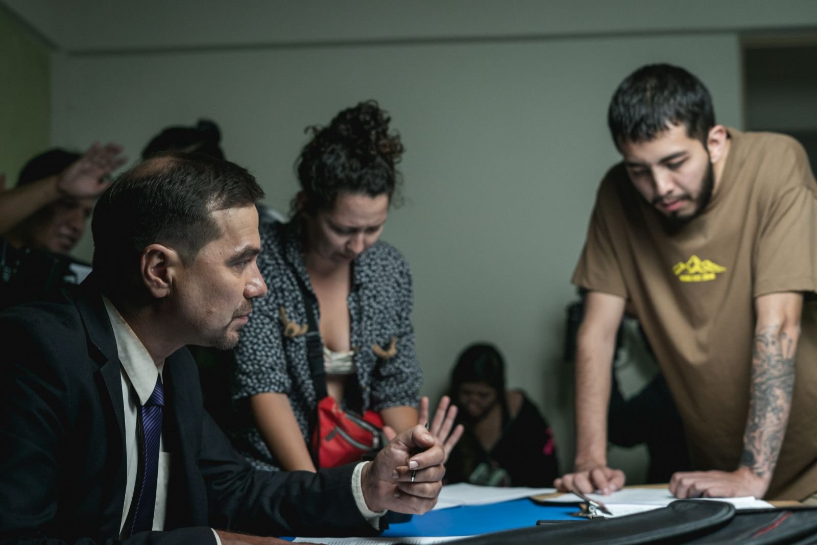 Leo Rojas dirigiendo actores en el set de Sueño Afásico (Foto 05)